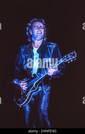 Gitarrist Mick Jones tritt 1985 mit der anglo-amerikanischen Band Foreigner in der Wembley Arena, London, auf. Stockfoto