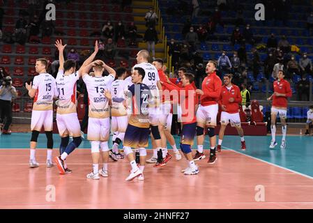 Civitanova Marche, Italien. 16th. Februar 2022. Jubel über die Spieler der Grupa Azoty Kedzierzyn-Kozle am Ende des Spiels während Cucine Lube Civitanova gegen ZAKSA Kedzierzyn Kozle, CEV Champions League Volleyballspiel in Civitanova Marche, Italien, Februar 16 2022 Quelle: Independent Photo Agency/Alamy Live News Stockfoto