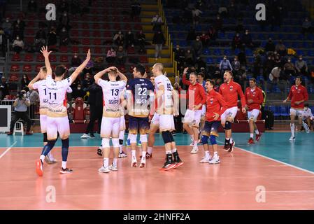 Civitanova Marche, Italien. 16th. Februar 2022. Jubel über die Spieler der Grupa Azoty Kedzierzyn-Kozle am Ende des Spiels während Cucine Lube Civitanova gegen ZAKSA Kedzierzyn Kozle, CEV Champions League Volleyballspiel in Civitanova Marche, Italien, Februar 16 2022 Quelle: Independent Photo Agency/Alamy Live News Stockfoto