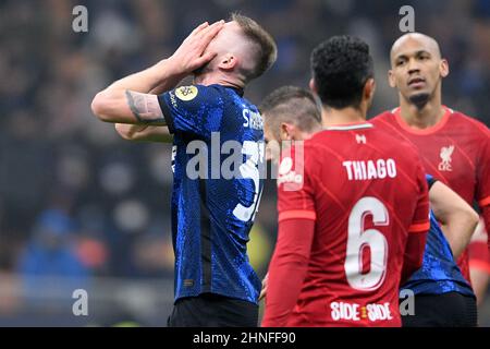 Mailand, Italien. 16th. Februar 2022. Milan Skriniar vom FC Internazionale sieht am 16. Februar 2022 im Stadio San Siro, Mailand, Italien, bei der UEFA Champions League-Runde mit 16 Leg 1 zwischen dem FC Internazionale und dem FC Liverpool aus. Kredit: Giuseppe Maffia/Alamy Live Nachrichten Stockfoto