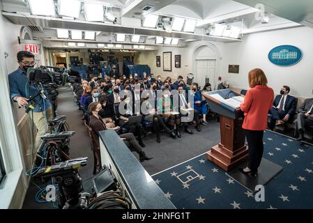 Washington, Vereinigte Staaten. 16th. Februar 2022. Jen Psaki, die Pressesprecherin des Weißen Hauses, spricht während einer täglichen Pressekonferenz im James S. Brady Press Briefing Room des Weißen Hauses, 16. Februar 2022. Ken Cedeno/via CNP/dpa/Alamy Live News Stockfoto