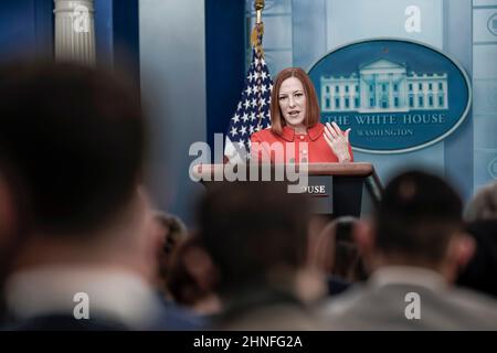 Washington, Vereinigte Staaten. 16th. Februar 2022. Jen Psaki, die Pressesprecherin des Weißen Hauses, spricht während einer täglichen Pressekonferenz im James S. Brady Press Briefing Room des Weißen Hauses, 16. Februar 2022. Ken Cedeno/via CNP/dpa/Alamy Live News Stockfoto