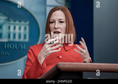 Washington, Vereinigte Staaten. 16th. Februar 2022. Jen Psaki, die Pressesprecherin des Weißen Hauses, spricht während einer täglichen Pressekonferenz im James S. Brady Press Briefing Room des Weißen Hauses, 16. Februar 2022. Ken Cedeno/via CNP/dpa/Alamy Live News Stockfoto