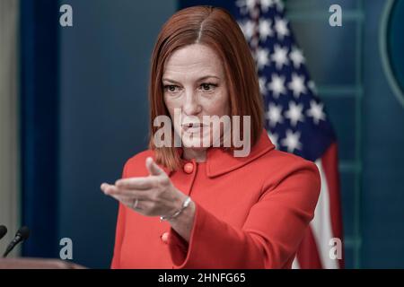 Washington, Vereinigte Staaten. 16th. Februar 2022. Jen Psaki, die Pressesprecherin des Weißen Hauses, spricht während einer täglichen Pressekonferenz im James S. Brady Press Briefing Room des Weißen Hauses, 16. Februar 2022. Ken Cedeno/via CNP/dpa/Alamy Live News Stockfoto