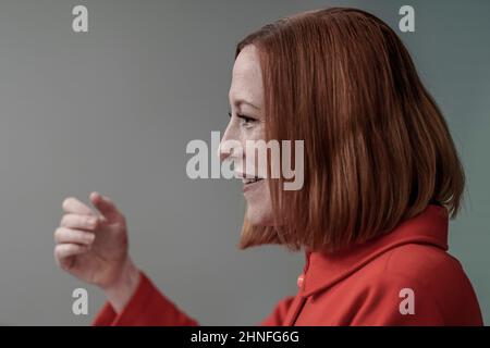 Washington, Vereinigte Staaten. 16th. Februar 2022. Jen Psaki, die Pressesprecherin des Weißen Hauses, spricht während einer täglichen Pressekonferenz im James S. Brady Press Briefing Room des Weißen Hauses, 16. Februar 2022. Ken Cedeno/via CNP/dpa/Alamy Live News Stockfoto