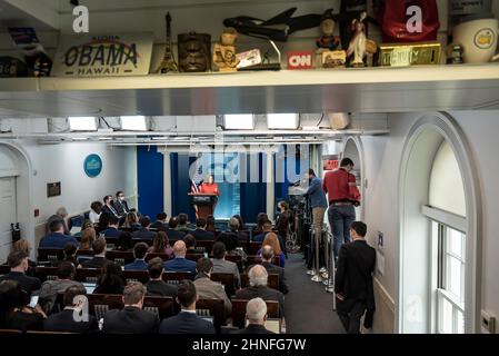 Washington, Vereinigte Staaten. 16th. Februar 2022. Jen Psaki, die Pressesprecherin des Weißen Hauses, spricht während einer täglichen Pressekonferenz im James S. Brady Press Briefing Room des Weißen Hauses, 16. Februar 2022. Ken Cedeno/via CNP/dpa/Alamy Live News Stockfoto