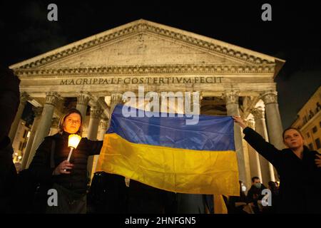 Rom, Italien. 15th. Februar 2022. Flashmob ''#nowar'' mit Fackelzug vor dem Pantheon in Rom für den Frieden in der Ukraine (Bild: © Matteo Nardone/Pacific Press via ZUMA Press Wire) Stockfoto