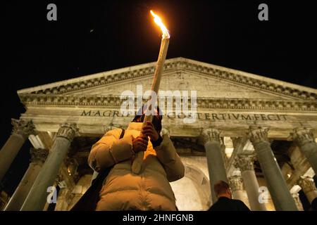 Rom, Italien. 15th. Februar 2022. Flashmob ''#nowar'' mit Fackelzug vor dem Pantheon in Rom für den Frieden in der Ukraine (Bild: © Matteo Nardone/Pacific Press via ZUMA Press Wire) Stockfoto