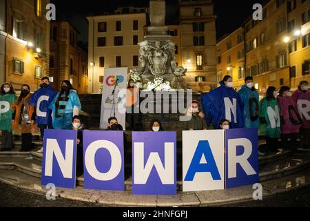 Rom, Italien. 15th. Februar 2022. Flashmob ''#nowar'' mit Fackelzug vor dem Pantheon in Rom für den Frieden in der Ukraine (Bild: © Matteo Nardone/Pacific Press via ZUMA Press Wire) Stockfoto