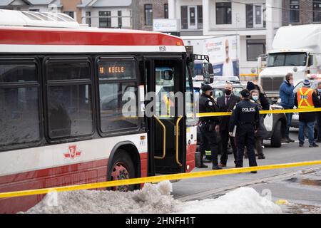 Toronto, Ontario, Kanada. 16th. Februar 2022. Zum zweiten Mal in 7 Tagen wurde ein TTC-Mitarbeiter bei einem Messer schwer verletzt. Kurz nach 1pm wurde ein TTC Bus Fahrer im Keele Bus 41 nach einem Streit mit einer Gruppe junger Männer erstochen. Die Auseinandersetzung ging außerhalb des Busses weiter, wo er mehrere Male erstochen wurde. Der Fahrer wurde in ernstem Zustand ins Krankenhaus gebracht. Zu diesem Zeitpunkt wurden keine Verdächtigen verhaftet. (Bild: © Arlyn McAdorey/ZUMA Press Wire) Stockfoto