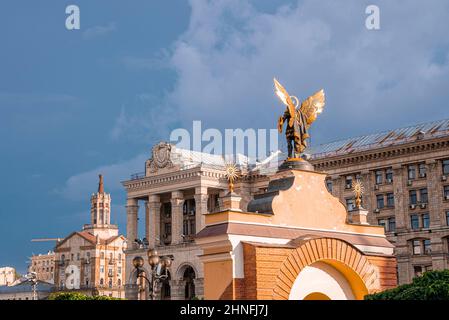 Vergoldete Bronzestatue des Erzengels michael auf dem Stadtplatz an sonnigen Tagen Stockfoto