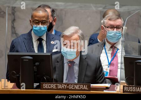 (220216) -- UNITED NATIONS, 16. Februar 2022 (Xinhua) -- UN-Generalsekretär Antonio Guterres (Front) spricht am 16. Februar 2022 auf einer Sitzung des Sicherheitsrates über die Zusammenarbeit zwischen den Vereinten Nationen und der Organisation für den Kollektiven Sicherheitsvertrag im UN-Hauptquartier in New York. Guterres forderte am Mittwoch mehr Zusammenarbeit zwischen dem Weltgremium und der Organisation des Vertrags über kollektive Sicherheit (CSTO) in Afghanistan. (Eskinder Debebe/UN Photo/Handout via Xinhua) Stockfoto