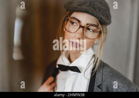 Junge Frau im Dandy-Stil Stockfoto