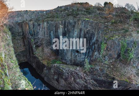 Vue panoramique sur les Pans de travassac depuis le saut de la Girale Stockfoto