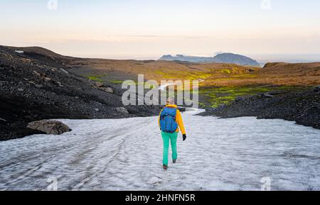 Wanderer wandern durch spektakuläre Landschaft, Pakgil, Island Stockfoto