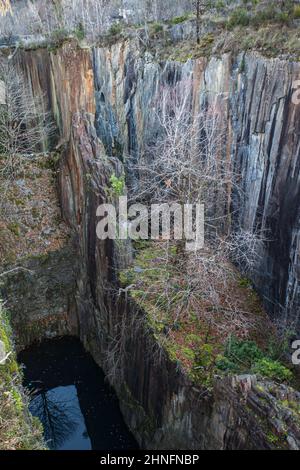 Vue panoramique sur les Pans de travassac depuis le saut de la Girale Stockfoto