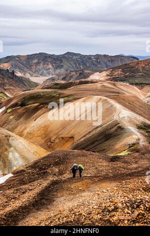 Wanderer auf einem Wanderweg, Landmannalaugar, Landmannalaugar Berge, Suourland, Südisland, Island Stockfoto