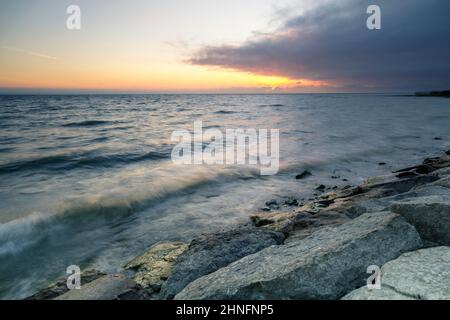 Morgenstimmung mit leichtem Wind und Wellen Bankstabilisierung im Hafen von Guettingen, Bodensee, Thurgau, Schweiz Stockfoto