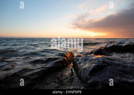 Morgenstimmung mit leichtem Wind und Wellen Bankstabilisierung im Hafen von Guettingen, Bodensee, Thurgau, Schweiz Stockfoto