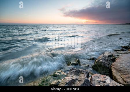 Morgenstimmung mit leichtem Wind und Wellen Bankstabilisierung im Hafen von Guettingen, Bodensee, Thurgau, Schweiz Stockfoto