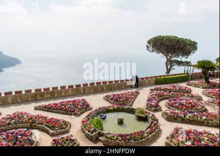 Garten, Blumenränder, Blumenbeete, Panoramaterrasse, Terrasse, Blick auf das Meer, Villa Rufolo, Ravello, Provinz Salerno, Amalfiküste, Kampanien Stockfoto