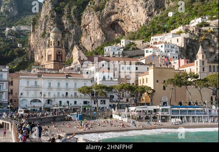 Sandstrand, Badestrand, Altstadt mit Kirchturm der Kathedrale von Sant Andrea, Stadt Amalfi, Amalfiküste, Provinz Salerno, Kampanien, Meer Stockfoto