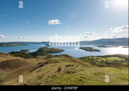 Blick von Conic Hill (361 m) nach Südwesten über Loch Lomond, Balmaha, West Highland Way, Loch Lomond und den Trossachs National Park, schottisch Stockfoto