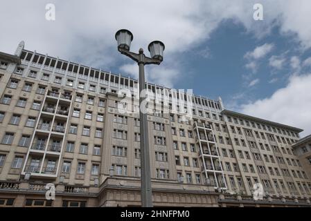 Architektur aus den Anfangsjahren der DDR in der ehemaligen Stalinallee, Bezirk Friedrichshain-Kreuzberg, Berlin, Deutschland Stockfoto