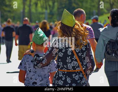 Mutter und Sohn auf dem Weg zur sowjetischen Gedenkstätte im Treptow-Park am Tag des Sieges, Berlin, Deutschland Stockfoto