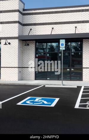Vertikale Aufnahme eines Behindertenparkplatzes vor dem Neubau des Einzelhandels. Stockfoto