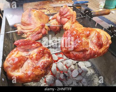 Frisches Schweinefleisch auf Holzkohle gebraten. Stockfoto
