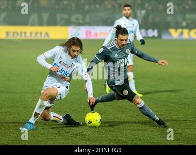Antonio Gallo von uns Lecce und Mattia Mustacchio von US Alessandria Calcio während der italienischen Serie B, Fußballspiel zwischen Alesandria Calcio und uns Lecce, am 16. Februar 2022 im Moccagatta Stadion von Alessandria, Italien. Foto Nderim KACELI Stockfoto