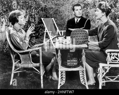 Julie Andrews, James Garner, Joyce Grenfell, am Set des Films „The Americanization of Emily“, MGM, 1964 Stockfoto