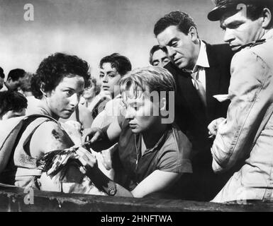 Sheila Manahan, Mai Zetterling, Eddie Byrne, Stephen Boyd, am Set des britischen Films „Seven Waves Away“, US-Titel: „Abandon Ship!“, Columbia Pictures, 1957 Stockfoto