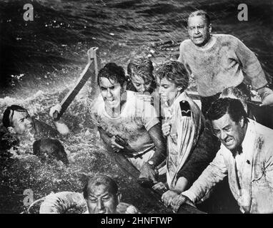 Tyrone Power, Mai Zetterling, Moira Lister, am Set des britischen Films „Seven Waves Away“, US-Titel: „Abandon Ship!“, Columbia Picters, 1957 Stockfoto