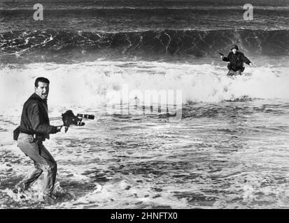 James Coburn, James Garner, am Set des Films, 'The Americanization of Emily', MGM, 1964 Stockfoto