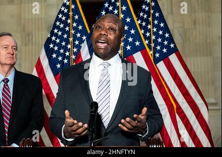 US-Senator Tim Scott (R-SC) spricht auf einer Pressekonferenz, auf der die Republikaner im Senat über Inflation sprachen. Stockfoto