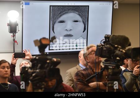 Mitglieder der Medien hören der Staatspolizei zu, während ein Bild einer Gesichtsannäherung über ihnen zu sehen ist. Am 6. August 1980 wurde ein verstorbenes Kleinkind auf einer Deponie in Larksville, Pennsylvania, gefunden. Der Baby Boy Doe wurde bis 2016 auf einem Friedhof begraben, als der Körper für DNA-Tests exhumiert wurde. Der Fall wurde aufgrund der neuen DNA-Technologie erneut eröffnet. Die Pennsylvania State Police arbeitet mit Othram zusammen, um fortgeschrittene DNA-Tests durchzuführen und ein genetisches Profil von Baby Doe zu erstellen, in der Hoffnung, die biologischen Eltern oder Verwandten zu identifizieren. Vor zwei Wochen kam es in Lu zu einem weiteren 57 Jahre alten Erkältungsfall Stockfoto