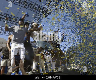 Los Angeles, Usa. 16th. Februar 2022. Die Los Angeles Rams feiern ihren Super Bowl LVI-Sieg bei einer Parade vor dem Los Angeles Coliseum in Los Angeles am Mittwoch, den 16. Februar 2022. Foto von Jim Ruymen/UPI Credit: UPI/Alamy Live News Stockfoto