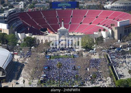 Los Angeles, Usa. 16th. Februar 2022. Super Bowl Champion Los Angeles Rams feiern mit Fans im Los Angeles Memorial Coliseum Mittwoch, 16. Februar 2022. Foto von Jon SooHoo/UPI Credit: UPI/Alamy Live News Stockfoto