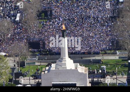 Los Angeles, Usa. 16th. Februar 2022. Super Bowl Champion Los Angeles Rams feiern mit Fans im Los Angeles Memorial Coliseum Mittwoch, 16. Februar 2022. Foto von Jon SooHoo/UPI Credit: UPI/Alamy Live News Stockfoto
