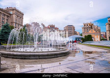 Wasserbrunnen am Unabhängigkeitsplatz mit Stadtgebäuden Stockfoto