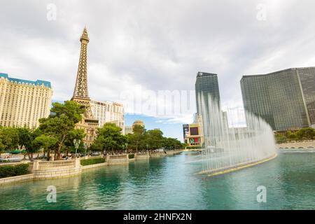 Las Vegas, 5 2015. AUGUST – Bewölkter Blick auf den Eiffelturm vom Bellagio Hotel und Casino Stockfoto