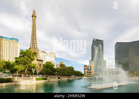 Las Vegas, 5 2015. AUGUST – Bewölkter Blick auf den Eiffelturm vom Bellagio Hotel und Casino Stockfoto