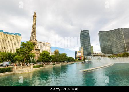 Las Vegas, 5 2015. AUGUST – Bewölkter Blick auf den Eiffelturm vom Bellagio Hotel und Casino Stockfoto