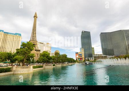 Las Vegas, 5 2015. AUGUST – Bewölkter Blick auf den Eiffelturm vom Bellagio Hotel und Casino Stockfoto