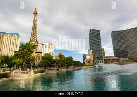 Las Vegas, 5 2015. AUGUST – Bewölkter Blick auf den Eiffelturm vom Bellagio Hotel und Casino Stockfoto