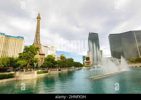 Las Vegas, 5 2015. AUGUST – Bewölkter Blick auf den Eiffelturm vom Bellagio Hotel und Casino Stockfoto