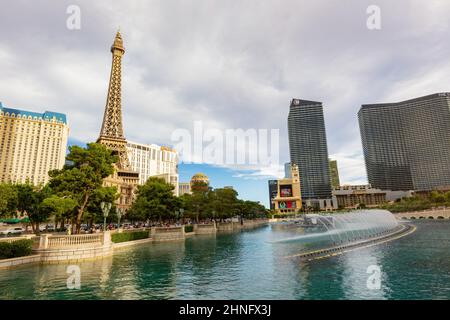 Las Vegas, 5 2015. AUGUST – Bewölkter Blick auf den Eiffelturm vom Bellagio Hotel und Casino Stockfoto