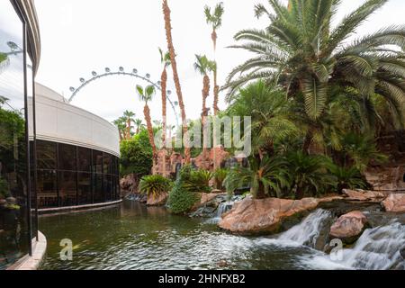 Las Vegas, 6 2015. AUGUST - Bewölkter Blick auf den Garten des Flamingo Casinos Stockfoto